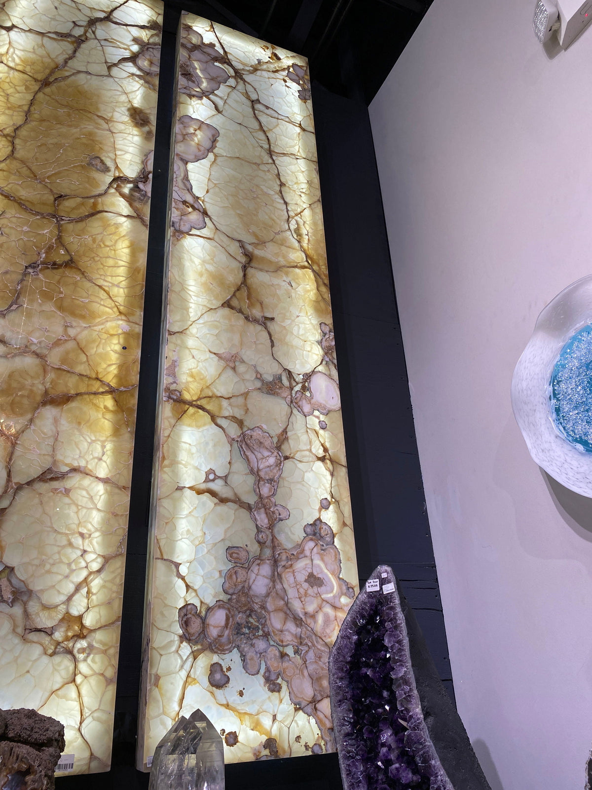 Rare Earth Gallery Pearlescent Onyx Wall Panel – Right
