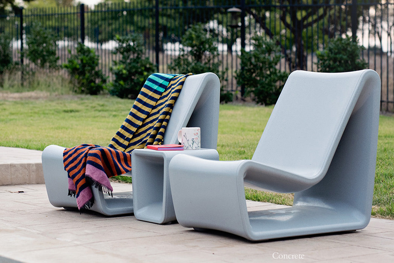 Tupelo Goods Loop Outdoor Side Table – In-Pool & Patio Table