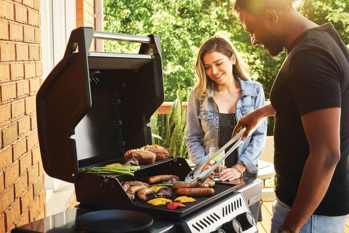 Freestyle 365 Propane Gas Outdoor Grill, Graphite Grey – 3-Burner BBQ with Porcelain Coated Cast Iron Iconic WAVE™ Cooking Grids